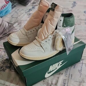 XxSOLDxX Nike White and Green Sneakers Classic Design